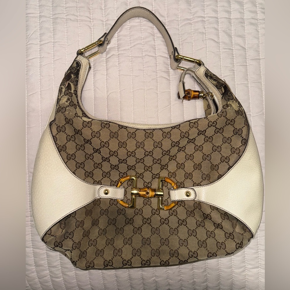 Gucci handbag. Bag is used. Has some damages as shown in pictures.